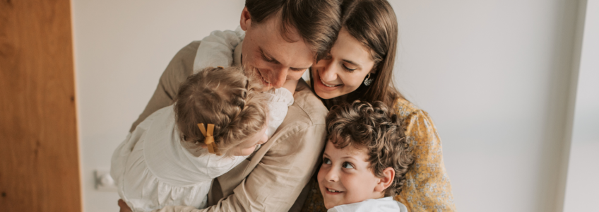 Família feliz abraçada