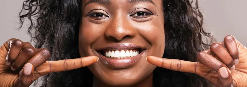rapariga com um sorriso rasgado e dentes muito brancos