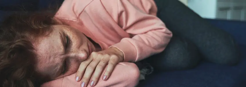 rapariga deitada com ar triste devido ao seu problema de bulimia