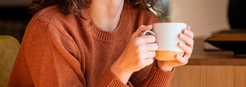 rapariga com uma chávena de café na mão