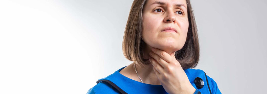 mulher com ar sofrido com dores no pescoço