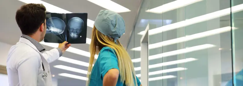 mulher com ar sofrido com dores no pescoço