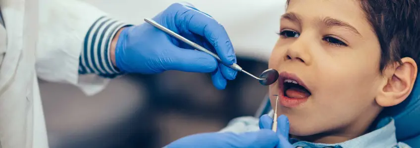 menino em consulta no dentista 