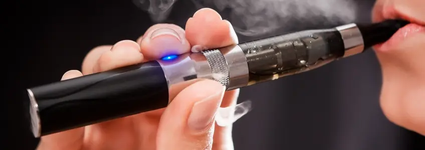mulher a fumar um cigarro eletrónico
