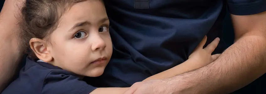 menino a abraçar o pai