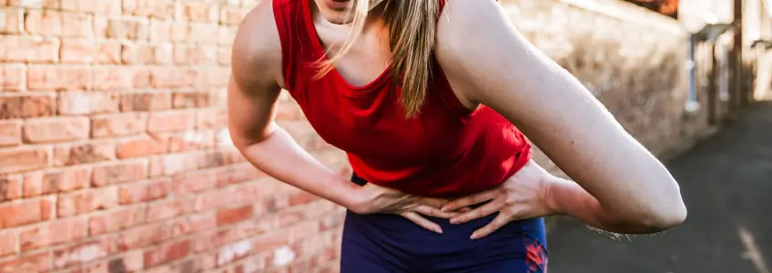 mulher com cólicas menstruais