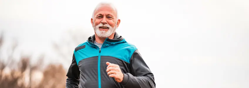 homem sénior a correr