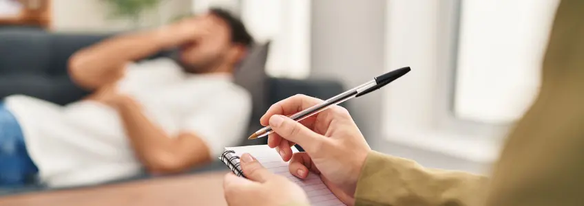 homem deitado no sofá em sessão de psicoterapia