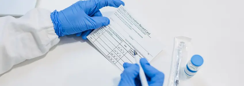 duas pessoas a fazerem download do certificado digital no telemóvel