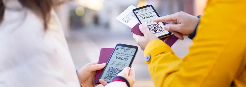 duas pessoas a fazerem download do certificado digital no telemóvel