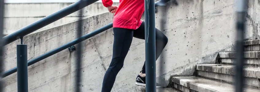 rapariga sentada a comer uma salada