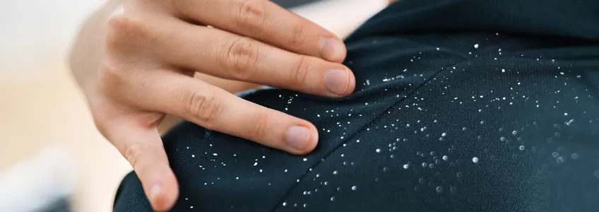 homem com partículas de caspa na camisola