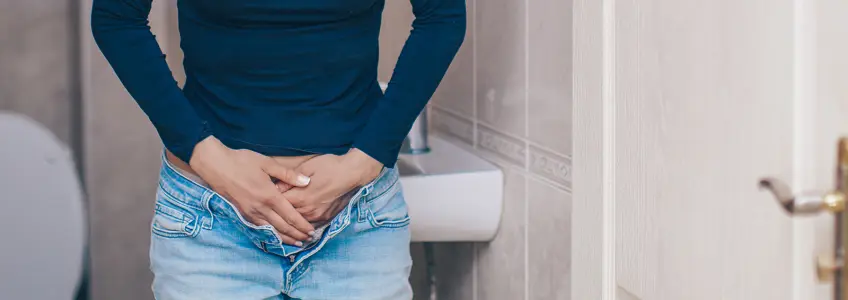 mulher com mão sobre a barriga