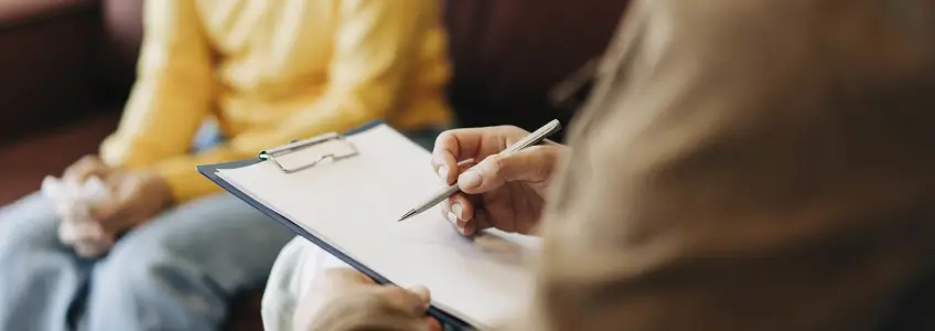 médico a fazer diagnóstico a paciente