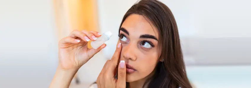 mulher a colocar gotas nos olhos