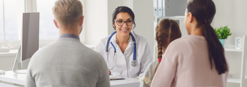 Crianças a ser consultadas num médico