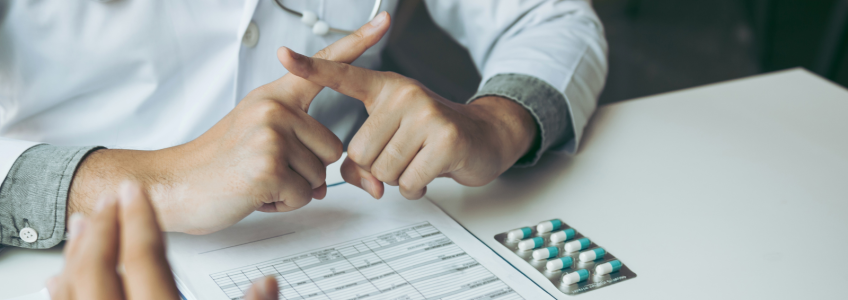 médico a avaliar o paracetamol