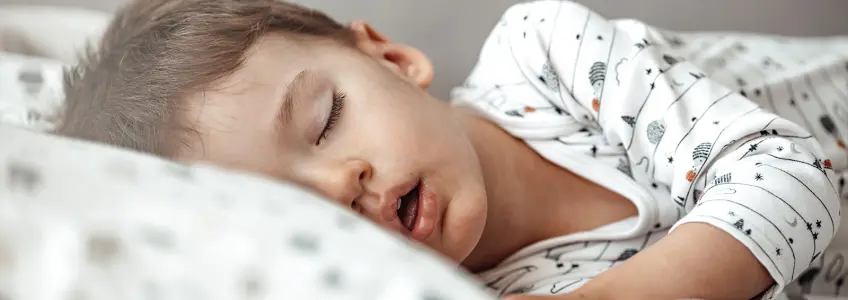 menino a dormir de boca aberta