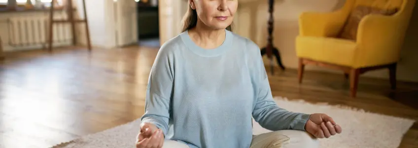 senhora a praticar meditação