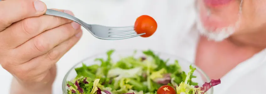 homem a comer uma salada