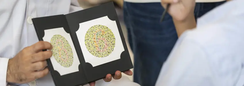 paciente no oftalmologista a fazer o teste de Ishihara