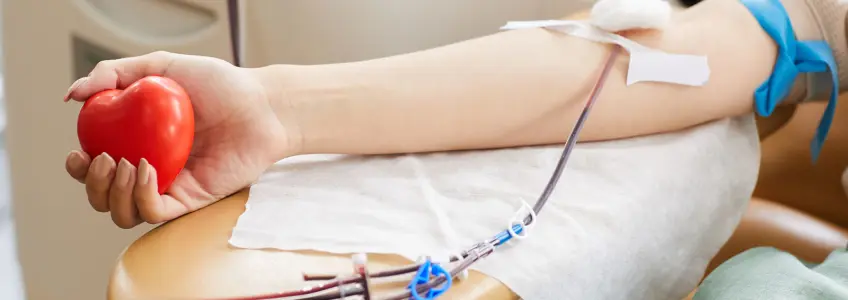 braço de mulher sentada na cadeira a dar sangue