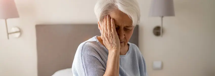 senhora idosa a sentir desorientação