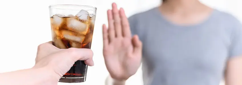 mulher não aceita beber refrigerante