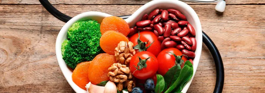 prato em forma de coração com vários alimentos saudáveis