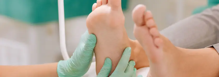 médico analisa pé de paciente diabético