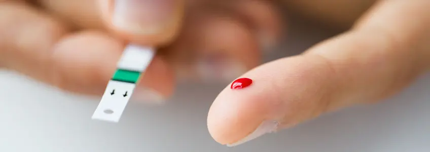 homem a medir glucose no sangue com faixa de teste