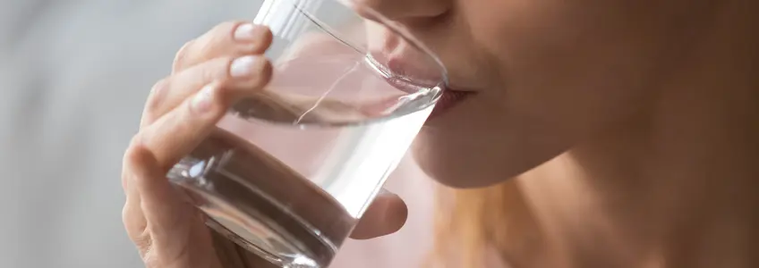 mulher a beber água
