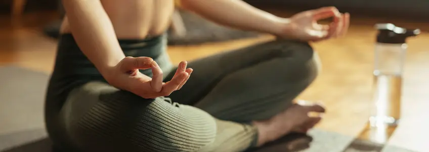 mulher a praticar yoga