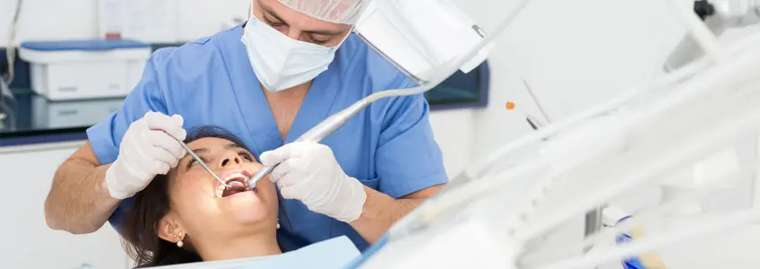 mulher em consulta no dentista