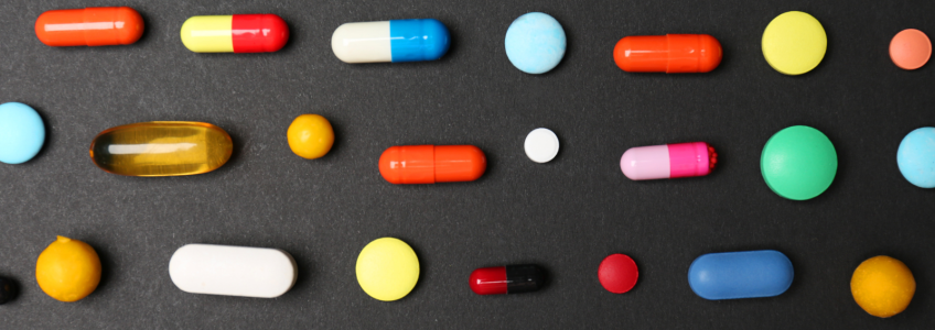 vários medicamentos em fundo preto