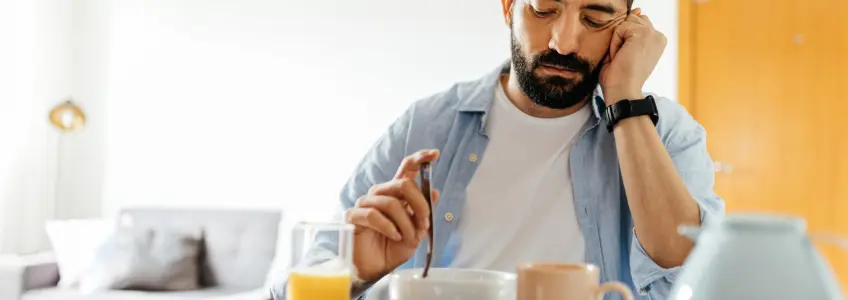 homem com dificuldade em engolir alimentos