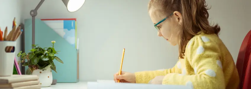 menina a estudar na secretária