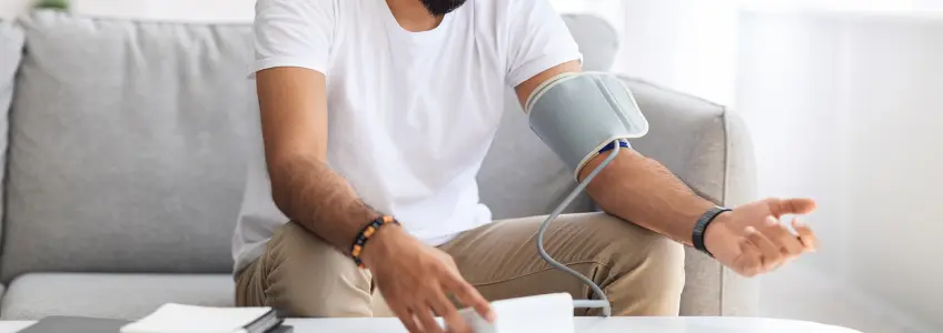 homem a medir a pressão arterial