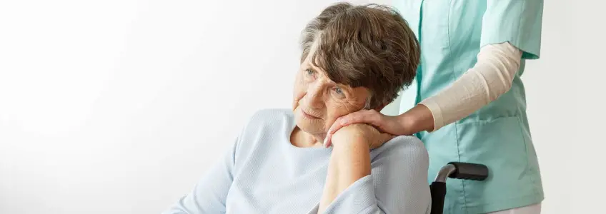 mulher mais velha apoiada na mão de enfermeira