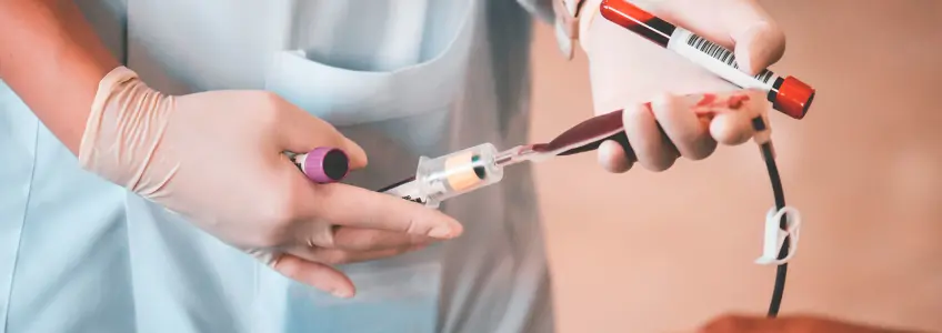 enfermeira a recolher colheitas de sangue para análise
