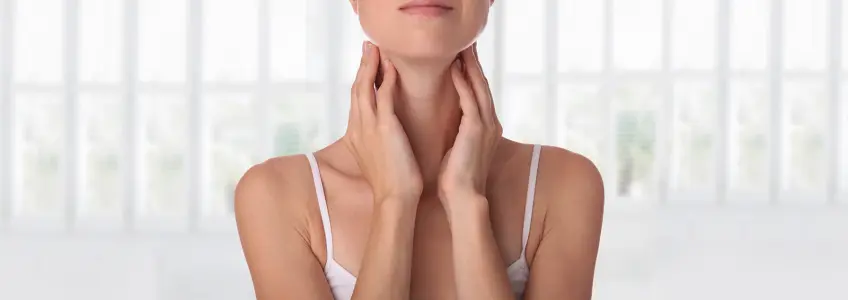 mulher com mãos no pescoço