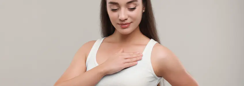 jovem mulher a tocar no peito