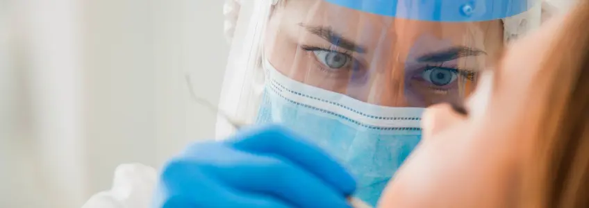 dentista a analisar boca de paciente