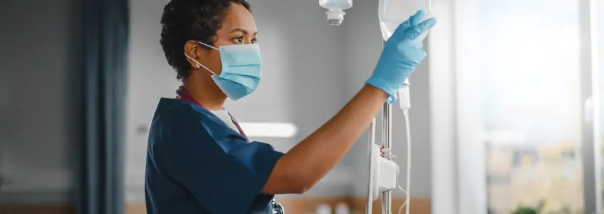 enfermeira a controlar os níveis de soro