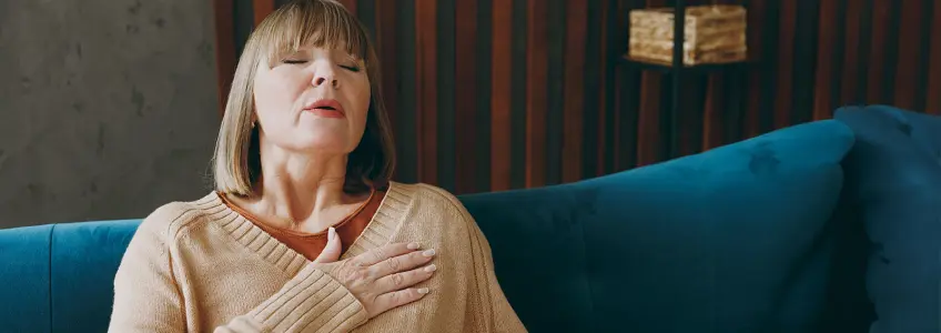 mulher a sentir dor no peito