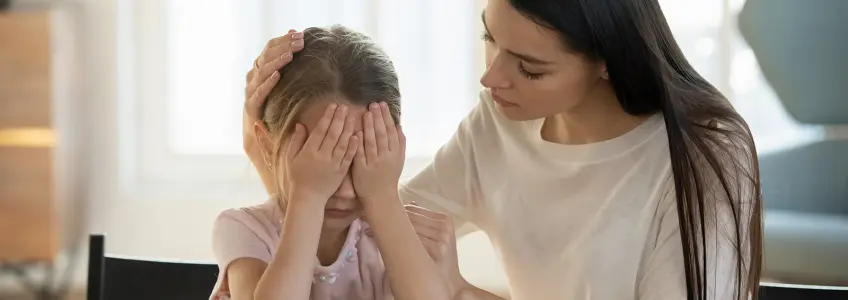 mãe conforta filha que se sente cansada