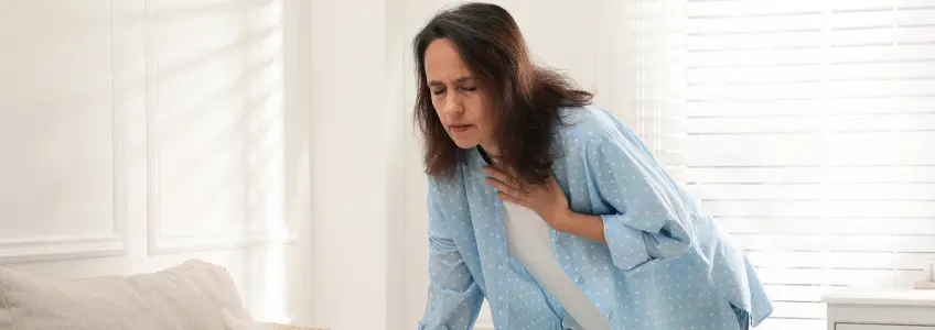 mulher a apoiar-se na cama