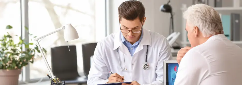 homem consulta urologista devido a ejaculação precoce
