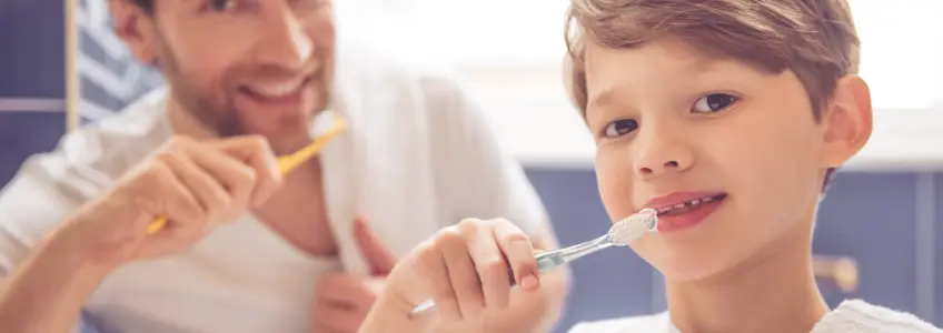 pai e filho lavam os dentes em conjunto