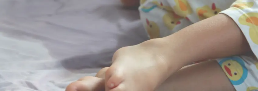 rapaz dorme em cama molhada com chichi